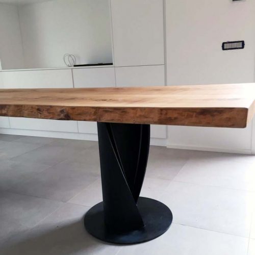 tavolo in legno con gambe in ferro