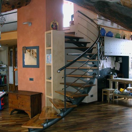appartamento con scala in legno e metallo
